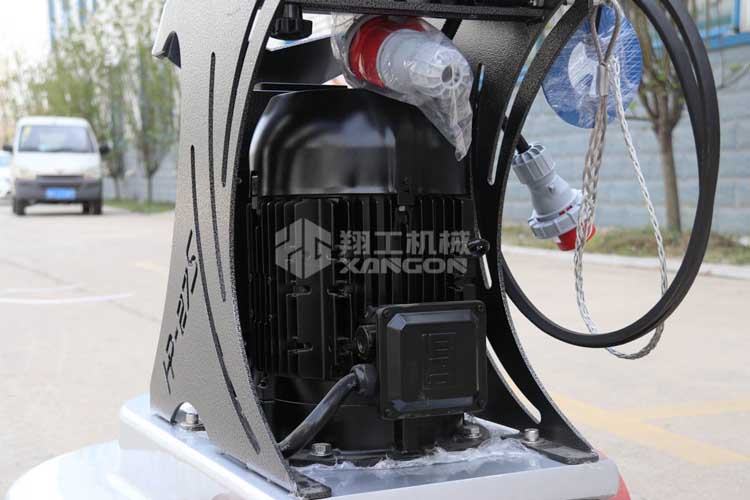 拋光機(jī)是為了讓地面表面有光澤，需要先研磨后才可以拋光。拋光分為粗拋和精拋，這時(shí)候可以使用拋光機(jī)，配合拋光墊，提高地面的光澤度。高速地坪拋光機(jī)讓你輕松完成地坪拋光工作，提高地坪亮度。