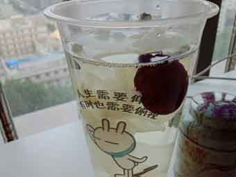 炎炎夏日到來，一杯銀耳紅棗美如詩！