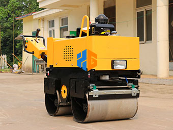 關(guān)于小型壓路機(jī)的清潔和潤滑工作要注意哪些呢？