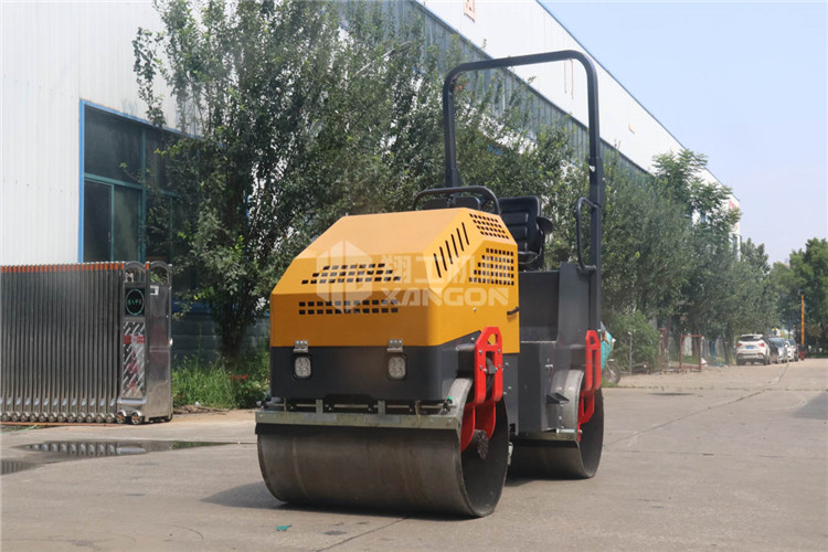 小型壓路機(jī)輪胎如何防老化？保養(yǎng)比什么都重要